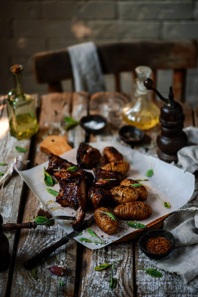  Costelas de porco churrasco com batatas.. estilo rustic.selective foco
 - Foto, Imagem