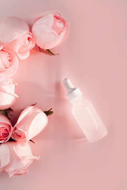 różowe kwiaty róży z butelką dla dzieci, kopiowanie przestrzeni koncepcja tła - Zdjęcie, obraz