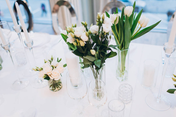 Nahaufnahme weißer Blumen auf dem Hochzeitstisch - Foto, Bild