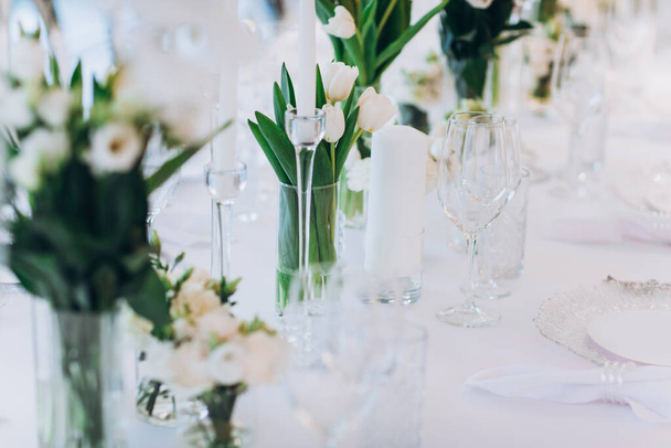 closeup of elegant wedding table with white flowers - Foto, Imagem