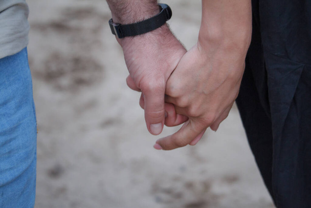 Zbliżenie męskiej i żeńskiej ręki trzymającej się za ręce, koncepcja wsparcia - Zdjęcie, obraz