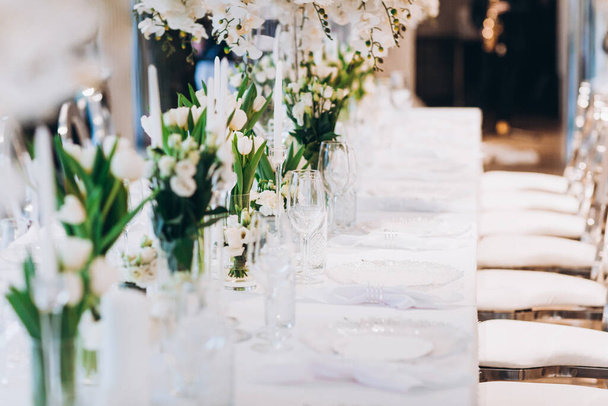 інтер'єр з красивим весільним столом з білими квітами
 - Фото, зображення