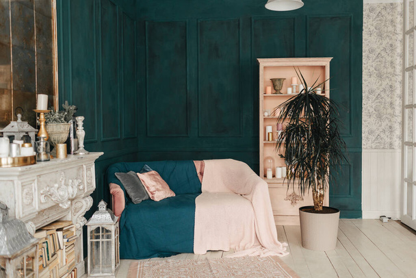 interior de una casa moderna con sofá y maceta - Foto, imagen