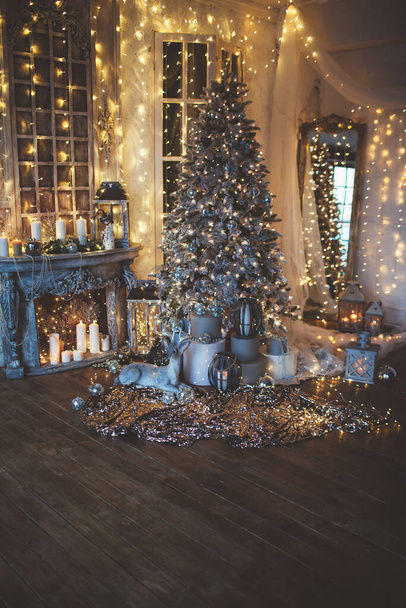 Serata calda e accogliente nella stanza di Natale, interior design, albero di Natale decorato con luci, soggiorno. Magia nel nuovo anno - Foto, immagini
