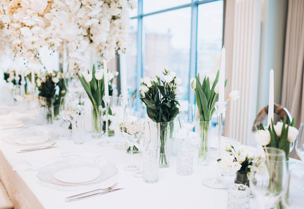 красивый свадебный стол с белыми цветами - Фото, изображение