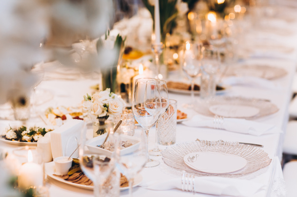 closeup of white flowers on wedding table - Фото, изображение
