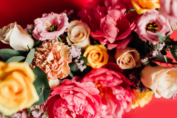 krásná kytice s barevnými květy na červeném pozadí - Fotografie, Obrázek