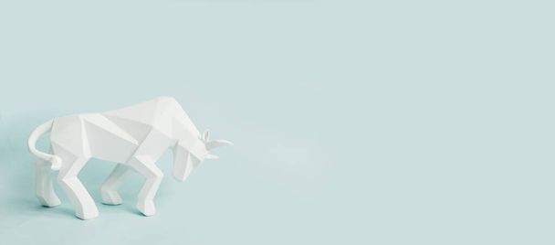 белый бык на синем фоне, символ нового 2021 года, баннер поздравительных открыток - Фото, изображение