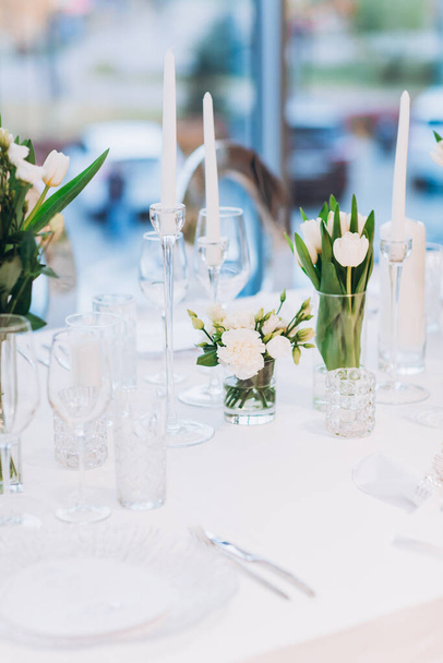 інтер'єр з красивим весільним столом з білими квітами
 - Фото, зображення