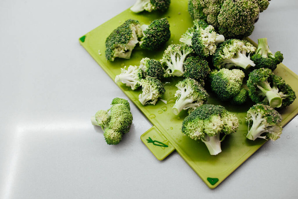 brocoli frais vert sur une planche à découper, alimentation saine et contexte de concept de régime alimentaire - Photo, image