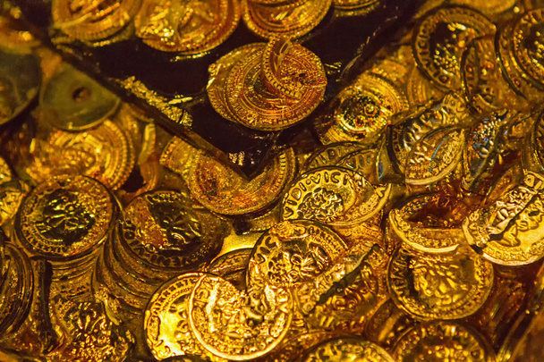 Tesoro pirata de oro - cofre lleno de oro
 - Foto, Imagen