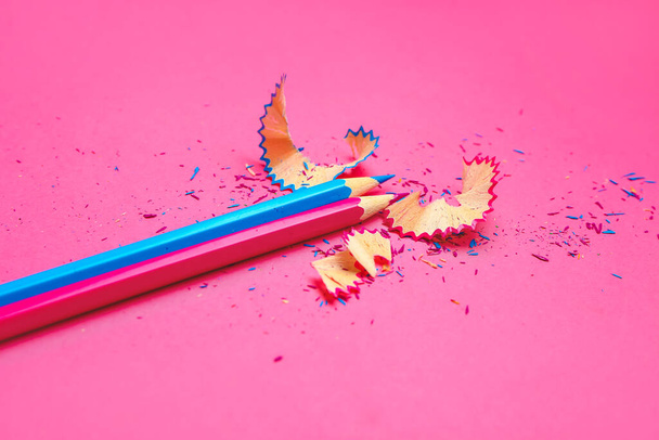 Potloden en krullen op kleur achtergrond - Foto, afbeelding