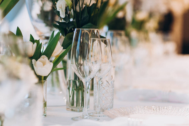 closeup of white flowers on wedding table - Фото, изображение