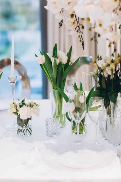 Крупный план белых цветов на свадебном столе - Фото, изображение