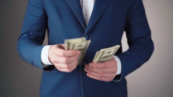 Liikemiehen ampuminen sinisessä takissa dollarien laskeminen - Materiaali, video