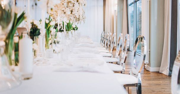 εσωτερικό με όμορφο τραπέζι γάμου με λευκά λουλούδια - Φωτογραφία, εικόνα