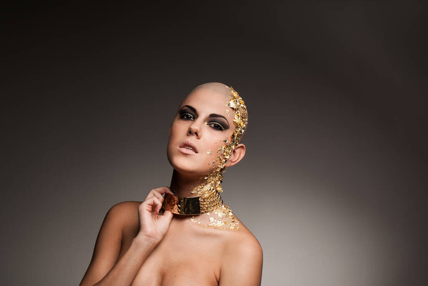 πορτρέτο τολμηρής και γυμνής γυναίκας με χρυσά στοιχεία  - Φωτογραφία, εικόνα