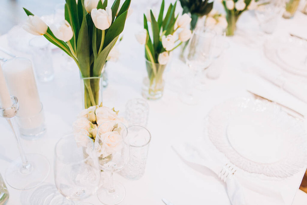 Крупный план белых цветов на свадебном столе - Фото, изображение