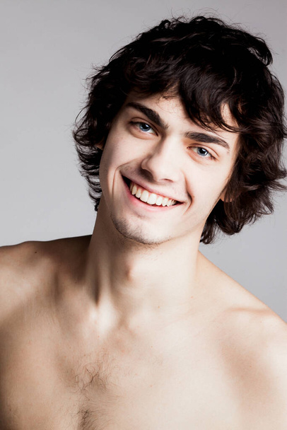 naked handsome model posing in studio - Foto, Imagem