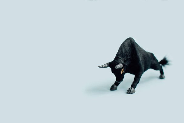 touro preto em um fundo azul, símbolo do ano novo 2021, banner cartão de saudação - Foto, Imagem