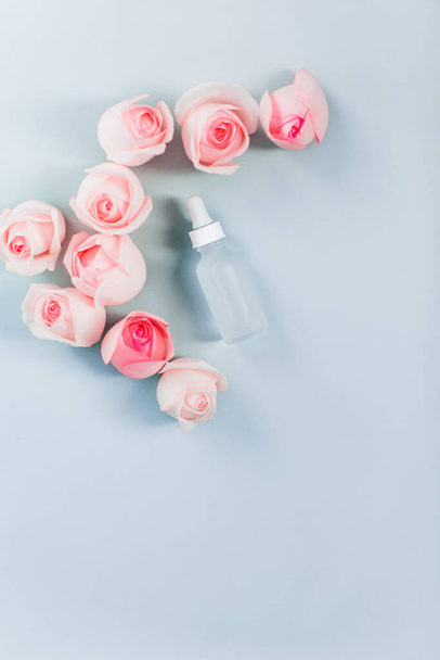 baby bottle with pink rose flowers, copy space background - Foto, imagen