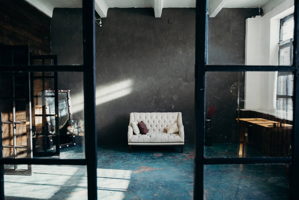 白いソファ付きのモダンなアパートのインテリア - 写真・画像