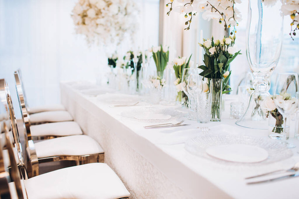 interior with beautiful wedding table with white flowers - Fotoğraf, Görsel