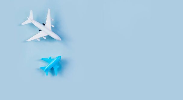 modelo de juguete de dos aviones en un fondo azul, vacaciones o fondo de concepto de viaje - Foto, imagen