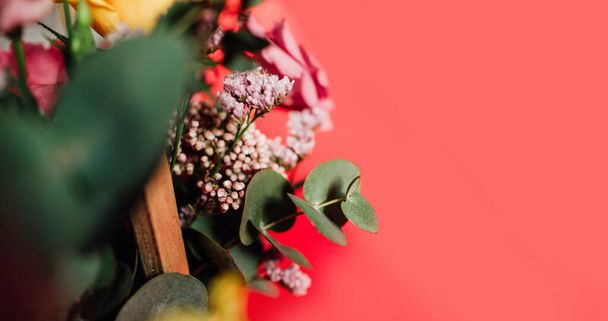 piękny bukiet z kolorowymi kwiatami na czerwonym tle - Zdjęcie, obraz
