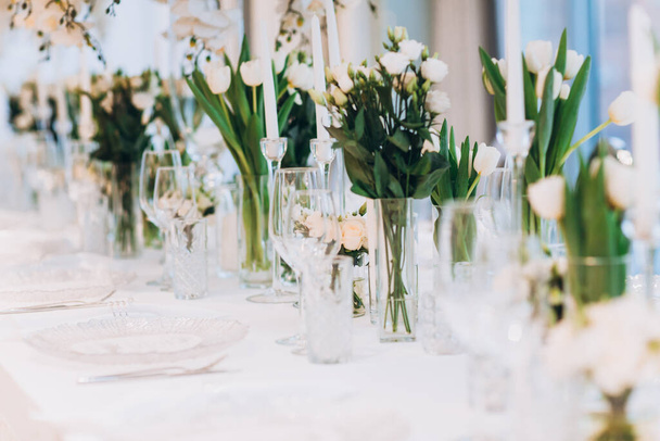 interiér s krásným svatebním stolem s bílými květy - Fotografie, Obrázek
