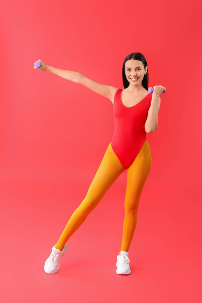 Young woman doing aerobics on color background - Foto, Imagem