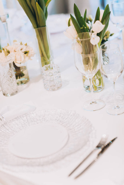 closeup of elegant wedding table with white flowers - Valokuva, kuva