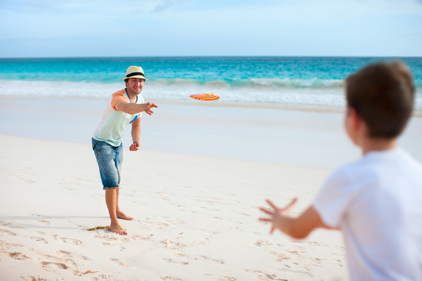 Father and son playing frisbee - Photo, Image