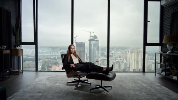 Bizneswoman siedzi na krześle w biurze. Przedsiębiorca relaksujący się na fotelu biurowym - Materiał filmowy, wideo