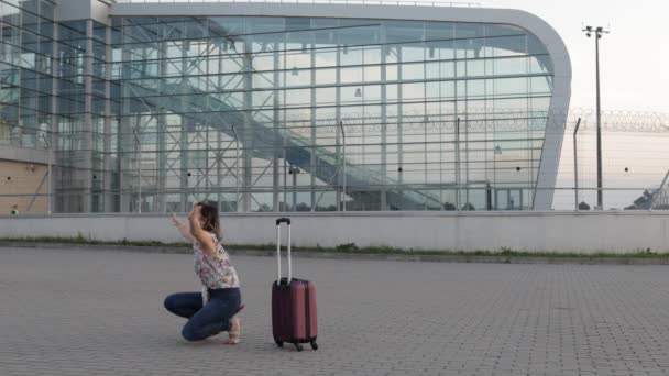 Moeder ontmoet haar dochter kind in de buurt van luchthaven terminal met open armen na lange vlucht vakanties werk - Video