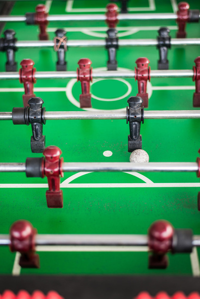 κοντινό πλάνο ένα επιτραπέζιο ποδόσφαιρο παιχνίδι με μπάλα ποδοσφαίρου - Φωτογραφία, εικόνα