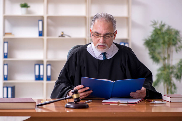 Old male judge working in courthouse - Φωτογραφία, εικόνα