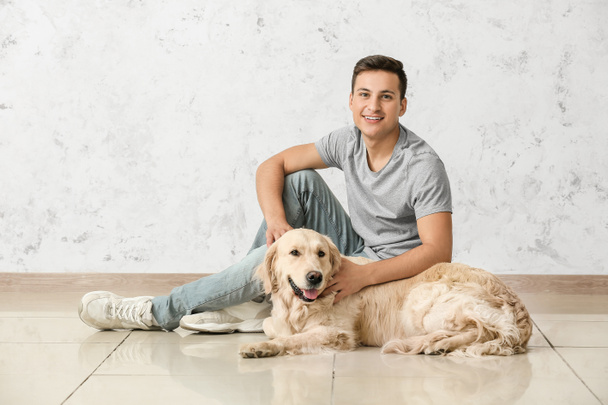 Молодий чоловік з милою собакою в приміщенні
 - Фото, зображення