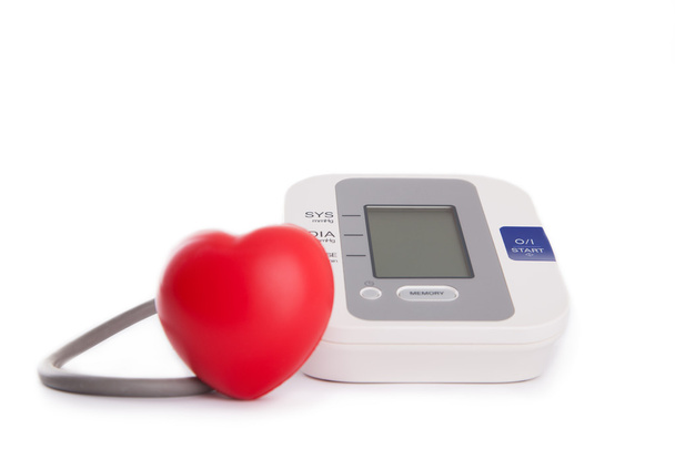 rood hart voor bloeddruk meter - Foto, afbeelding