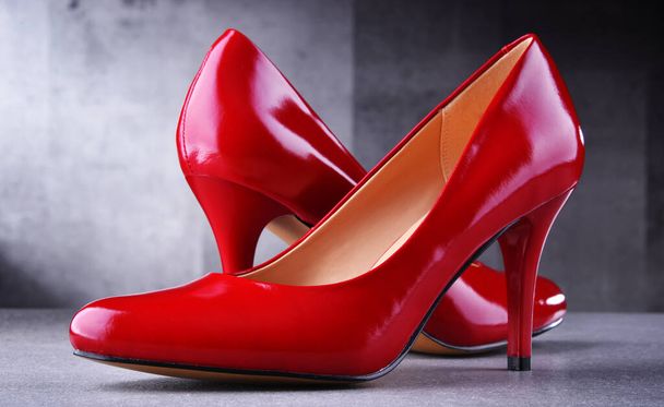Samenstelling met een paar rode hoge hak schoenen. - Foto, afbeelding