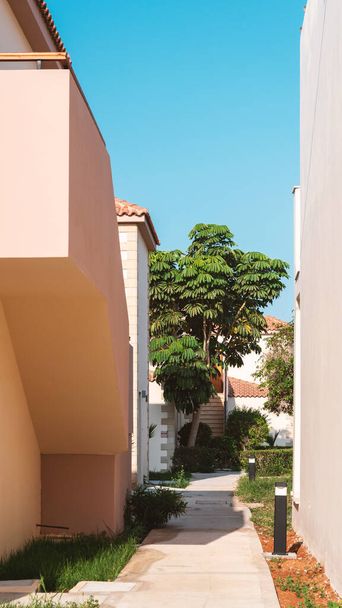 Calle estrecha entre hoteles en Chipre - Foto, imagen