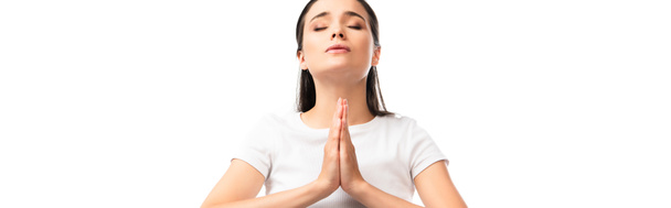 panoramiczne ujęcie kobiety z zamkniętymi oczami i modlącymi się dłońmi na białym  - Zdjęcie, obraz