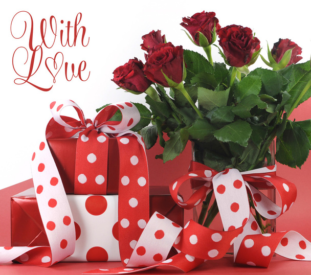 Cadeaux de Saint-Valentin ou d'anniversaire rouges et blancs décorés à pois
 - Photo, image