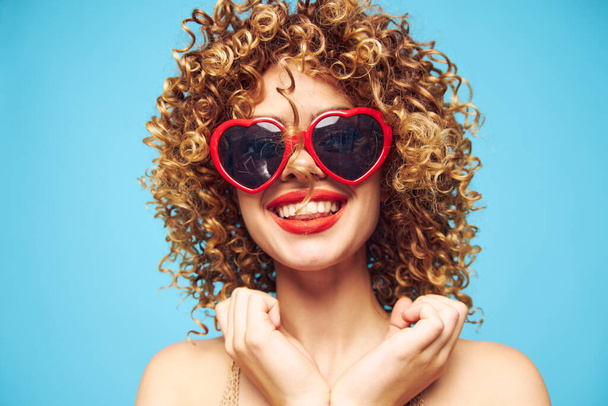 Веселая женская вечеринка на синем фоне, красные солнечные очки - Фото, изображение