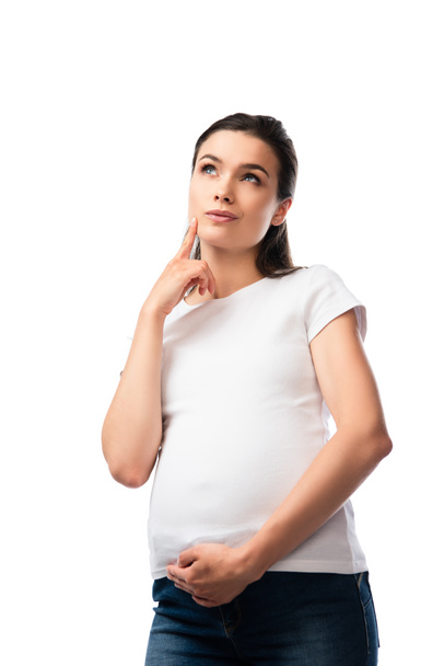 donna incinta pensierosa in t-shirt bianca distogliendo lo sguardo isolato sul bianco  - Foto, immagini
