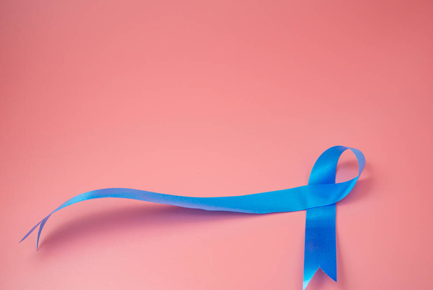 Μπλε κορδέλα σύμβολο για καρκίνο του προστάτη. - Φωτογραφία, εικόνα