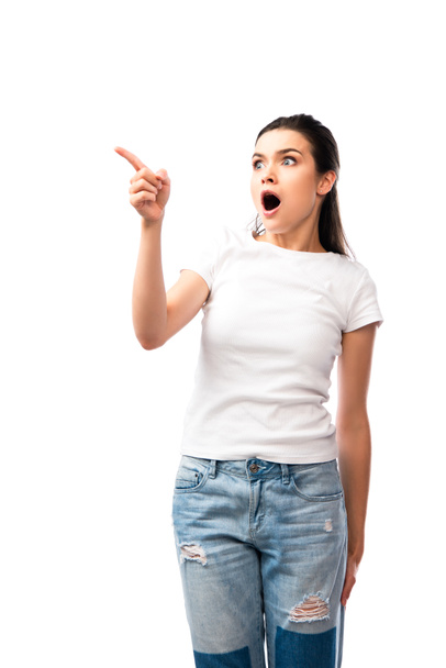 choqué jeune femme en t-shirt blanc pointant avec doigt isolé sur blanc - Photo, image