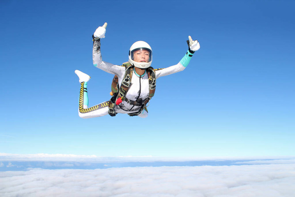 Le parachutisme. Une fille heureuse vole dans le ciel. - Photo, image