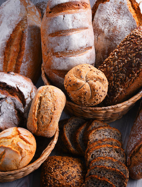 Composición con surtidos de productos de panadería en canasta de mimbre - Foto, Imagen