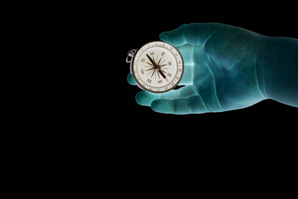 Abstrakcyjny obraz z kompasem w abstrakcyjnej dłoni na abstrakcyjnym tle jako symbol turystyki z kompasem, podróże z kompasem i zajęcia na świeżym powietrzu z kompasem - Zdjęcie, obraz